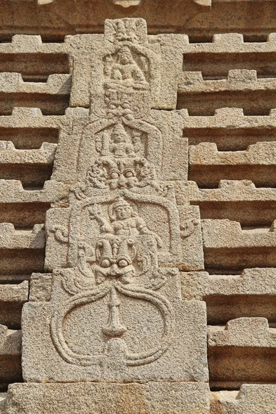 Bajorrelieves de piedra en las paredes del complejo del templo Hemakuta colina en Hampi, Karnataka, India . —  Fotos de Stock
