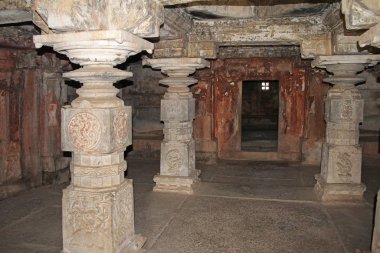 Bir antik tapınak karmaşık Hemakuta Hill'de Hampi, Karnataka, Hindistan.