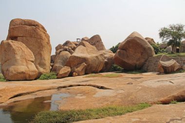 Bir antik tapınak karmaşık Hemakuta Hill'de Hampi, Karnataka, Hindistan.