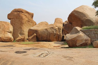 Bir antik tapınak karmaşık Hemakuta Hill'de Hampi, Karnataka, Hindistan.