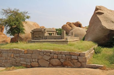 Bir antik tapınak karmaşık Hemakuta Hill'de Hampi, Karnataka, Hindistan.