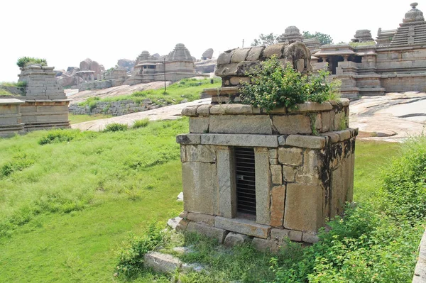 Un antiguo complejo de templos Hemakuta colina en Hampi, Karnataka, India . — Foto de Stock