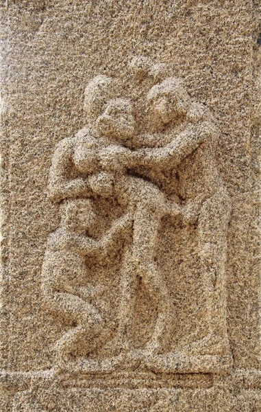 花魁のストリート - スーレー ハンピ、カルナータカ州、インドのバザールについて Achyuta Rayas 寺院の壁に石のレリーフ。官能的な石の彫刻レリーフ. — ストック写真