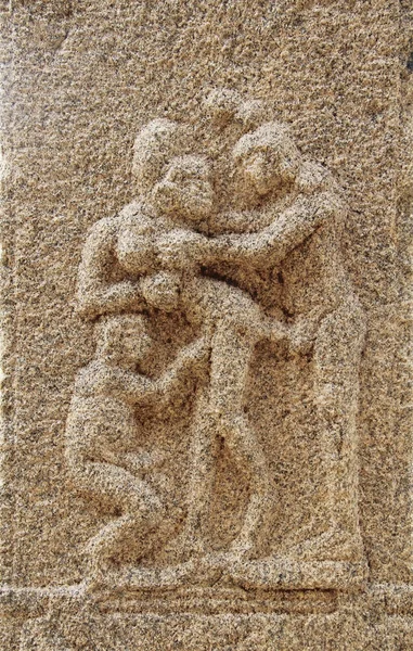 Stone bas-reliëfs op de muren van de tempel van Achyuta Rayas over courtisane van straat - Sule Bazaar in Hampi, Karnataka, India. Erotische stenen beeldhouwwerk bas-reliëf. — Stockfoto