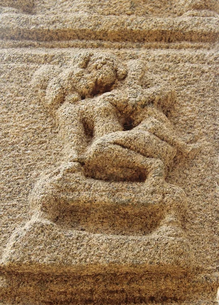 Bajorrelieves de piedra en las paredes del templo de Achyuta Rayas sobre la calle Courtesan - Sule Bazaar en Hampi, Karnataka, India. Bajorrelieve de talla en piedra erótica . — Foto de Stock