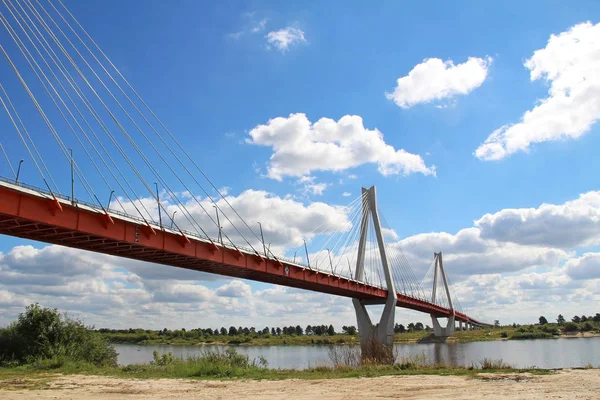 川岡、ムーロム、ロシアの斜張橋を望む夏の風景. — ストック写真