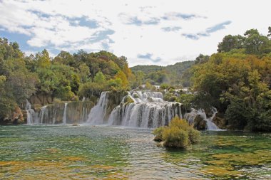 Hırvatistan 'ın Dalmaçya kentinde sonbaharın başlarında güzel bir Skradinski Buk şelalesi bulunan Krka Ulusal Parkı. Avrupa.