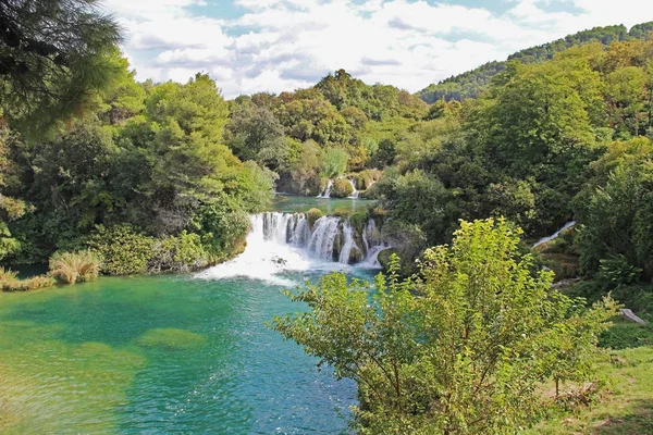 Parque Nacional de Krka com uma bela cachoeira Skradinski Buk no início do outono, famoso destino de viagem na Dalmácia da Croácia. A Europa . — Fotografia de Stock