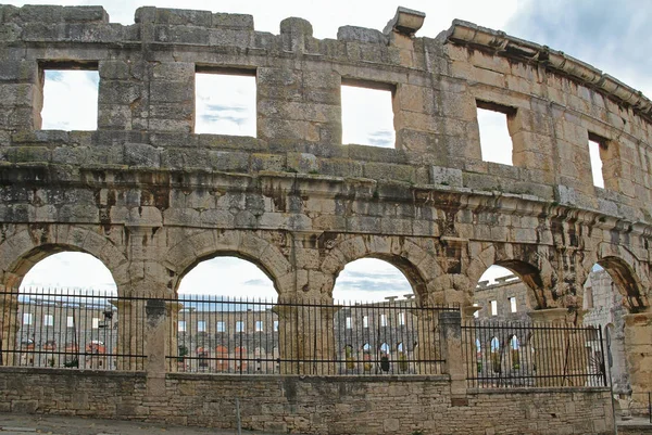 Oude Romeinse amfitheater in zonnige dag in Pula, Istrië, Kroatië, Europa. Het Romeinse Colosseum. Een arena vergelijkbaar met Colosseum van Rome. Beroemde reisbestemming. — Stockfoto