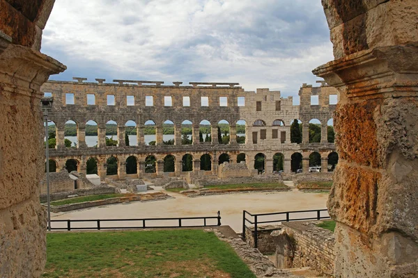 Oude Romeinse amfitheater in zonnige dag in Pula, Istrië, Kroatië, Europa. Het Romeinse Colosseum. Een arena vergelijkbaar met Colosseum van Rome. Beroemde reisbestemming. — Stockfoto