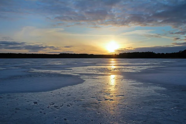 Paisaje Invernal Con Hermoso Lago Congelado Atardecer Cielo Colorido Rusia —  Fotos de Stock