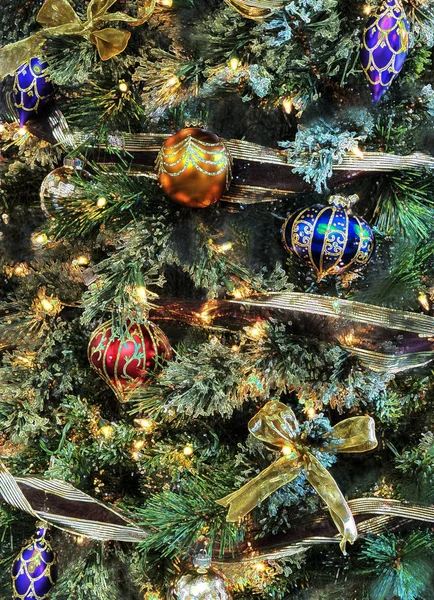 Noel ağacı ışıkları ve süs eşyaları