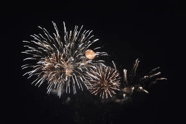 大五彩缤纷的烟花在夜空中 — 图库照片