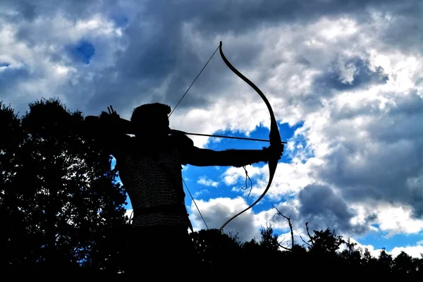 Archer boční silueta s mraky — Stock fotografie