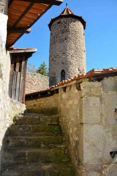 城堡里通往圆塔的旧楼梯 — 图库照片