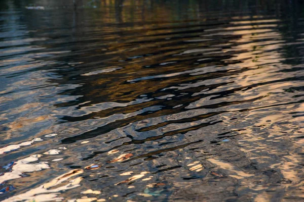 Gewellte Wasseroberfläche im Abendlicht — Stockfoto