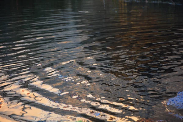 Rippat vatten yta bakgrund — Stockfoto