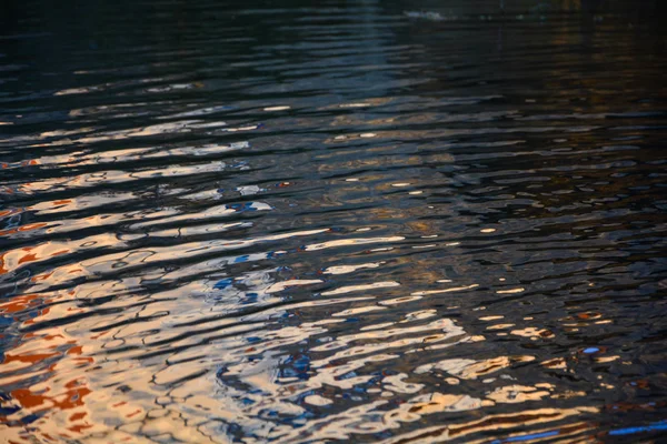 Rippad vattenyta i kvällsljus — Stockfoto