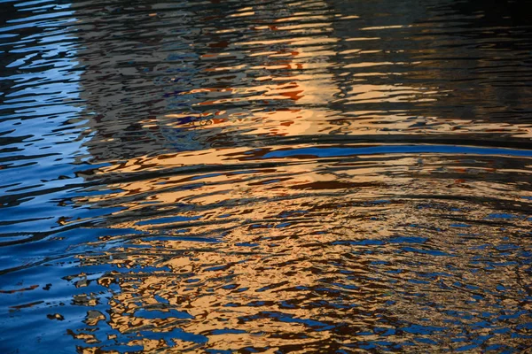 Superfície de água ondulada de um lago — Fotografia de Stock