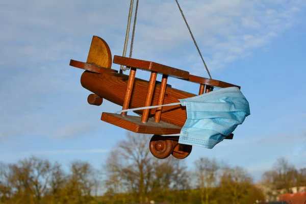Tedbir Pervaneli Küçük Tahta Uçak Mavi Gökyüzüne Ağaçlara Karşı — Stok fotoğraf