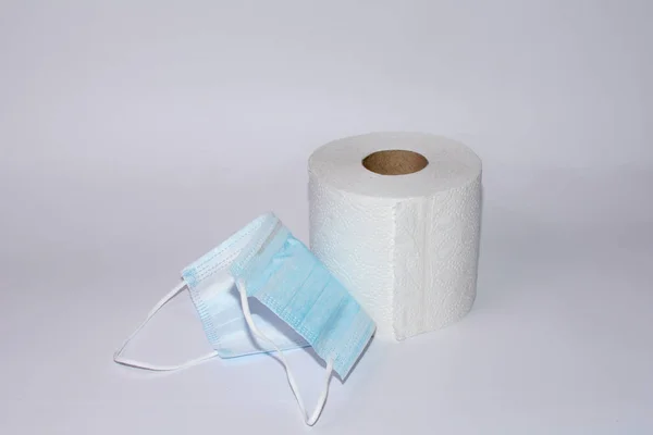 Toiletpapier Rollen Respirator Een Witte Achtergrond Met Veel Kopieerruimte — Stockfoto