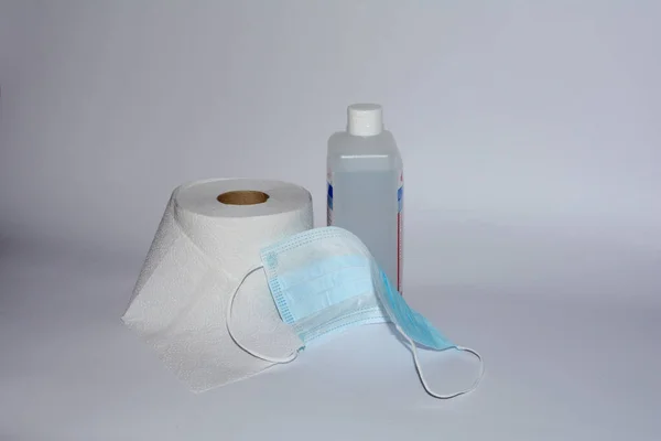 Toalettpapirruller Respirator Flaske Desinfeksjon Hvit Bakgrunn Med Rikelig Med Kopiplass – stockfoto