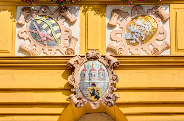 Emblema storico in un edificio — Foto Stock