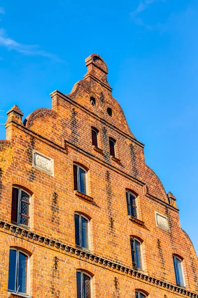 Casa de pedra de tijolo vermelho tradicional em Parchim — Fotografia de Stock