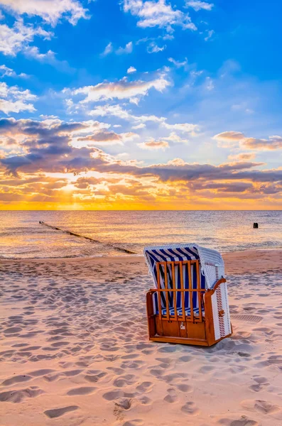 Sol de la mañana con silla de playa —  Fotos de Stock