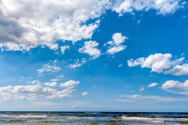 Oceano com céu azul — Fotografia de Stock