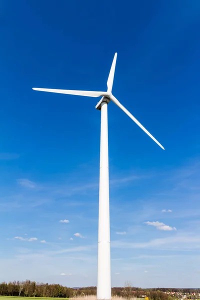 Виробництво відновлюваної енергії з вітровими турбінами — стокове фото