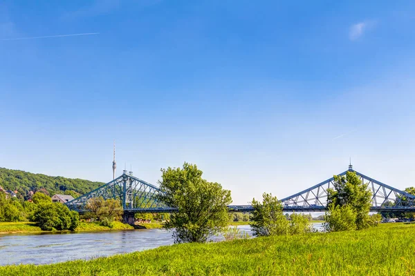 Ponte maravilha azul e torre de televisão em Dresden — Fotografia de Stock