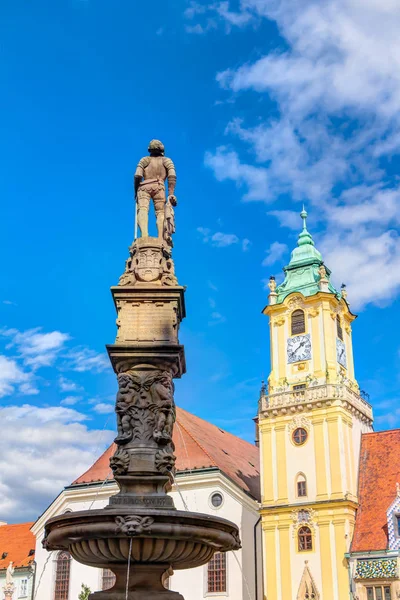 Antico municipio e fontana di Bratislava Fotografia Stock