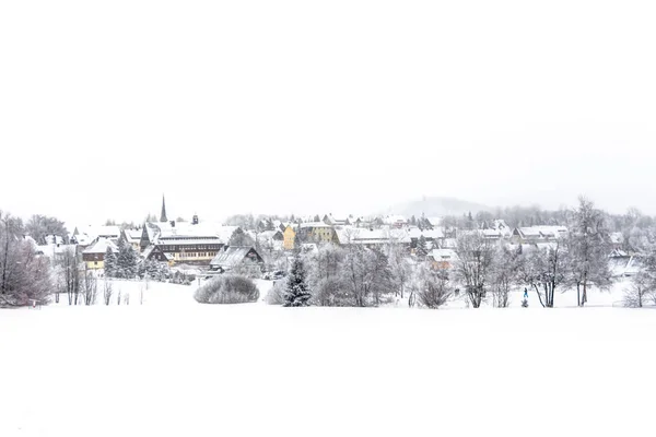 Ville d'Altenberg dans un paysage enneigé en hiver — Photo