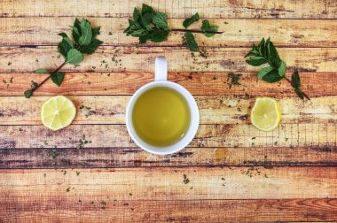 Sonbahar günlerinde bağışıklığı güçlendirmek için sıcak çay. C vitamini içerikli hammaddeler. Nettle, limon, nane yaprağı ve tahta tahtada salvia çayı. Hastalık kavramı, iyileşme ve sağlıklılık