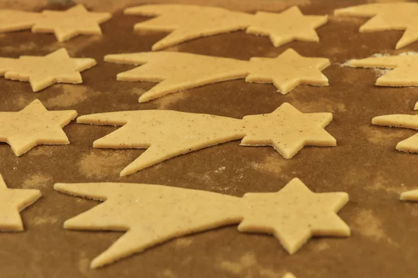 Dulzura dorada hecha de pastelería cruda: huevos, harina, miel y otros. Galletas de Navidad significa para la familia pasar tiempo juntos en la cocina. Concepto de vacaciones de invierno — Foto de Stock