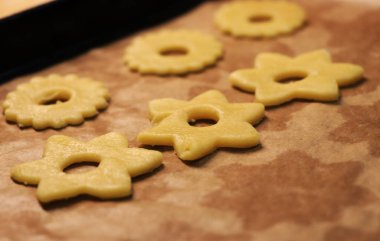 Çiğ hamurdan yapılan altın tatlılık - yumurta, un, bal ve diğerleri. Noel kurabiyeleri, ailenin mutfakta birlikte zaman geçirmesi anlamına gelir. Kış tatili kavramı