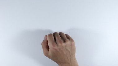 Genç bilim adamının 10 'a kadar sayması kolay. Ellerdeki ve beyaz arkaplandaki basit matematiksel işlemler hesaplanıyor. Matematikle başla. Eğitim ömür boyu süren bir süreçtir. Her çocuk ellerini sayabilmeli..