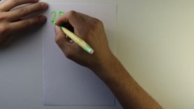 Genç öğrenci toplama ve çıkarma gibi basit matematiksel işlemleri hesaplar. Tekrarlama bilgeliğin anasıdır. Öğrenci ödevini matematik üzerine çalışıyor. İnsan çarpım tablosunu tekrarlar