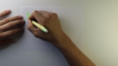 Genç öğrenci toplama ve çıkarma gibi basit matematiksel işlemleri hesaplar. Tekrarlama bilgeliğin anasıdır. Öğrenci ödevini matematik üzerine çalışıyor. İnsan çarpım tablosunu tekrarlar