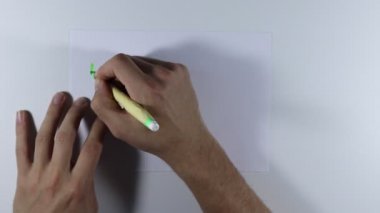 Genç öğrenci toplama ve çıkarma gibi basit matematiksel işlemleri hesaplar. Tekrarlama bilgeliğin anasıdır. Öğrenci ödevini matematik üzerine çalışıyor. İnsan çarpım tablosunu tekrarlar