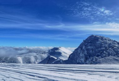 Low Tatras milli parkının karlı tepeleri. Bölgedeki en yüksek tepelere bakın, Chopok ve Dumbier. Dumbier bulutlarla örtülüdür. Bulutların üstünde olduğum için şanslıyım. Demanovska Vadisi, Slovakya