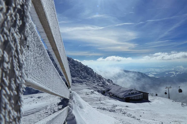 Παραμύθι θέα στο παλιό χιονισμένο εξοχικό σπίτι στην κορυφή του βουνού Chopok στο εθνικό πάρκο Low Tatras στη Σλοβακία. Παράδεισος όπως στις Άλπεις. Χιονισμένο και παγωμένο ξύλινο τοίχο και κομμάτια της κορυφής του βουνού — Φωτογραφία Αρχείου