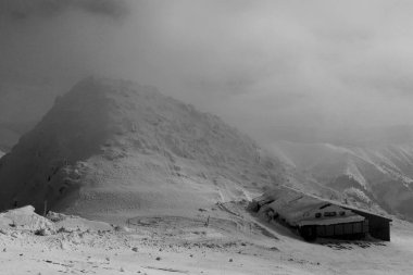 Slovakya 'nın Low Tatras bölgesindeki Chopok Dağı' nın zirvesindeki Stone yazlığında kötü hava. Büyük sis geliyor. Sisli rüzgar fırtınası ölümcül bir kombinasyon yaratır. Çok iç karartıcı bir atmosfer.
