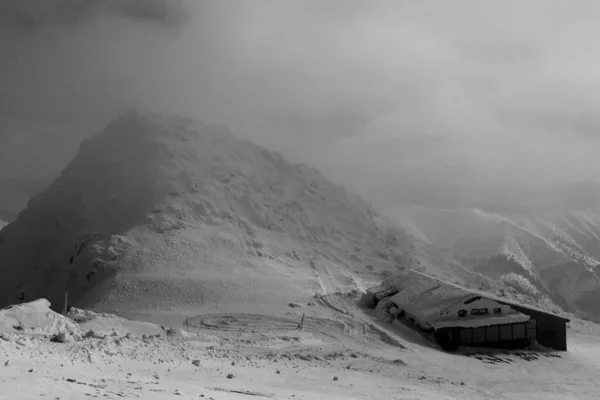 Slovakya 'nın Low Tatras bölgesindeki Chopok Dağı' nın zirvesindeki Stone yazlığında kötü hava. Büyük sis geliyor. Sisli rüzgar fırtınası ölümcül bir kombinasyon yaratır. Çok iç karartıcı bir atmosfer.