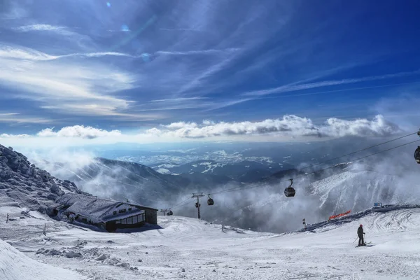 Παραμυθένια θέα στο εξοχικό σπίτι και ανελκυστήρα καμπίνα στο χιονοδρομικό κέντρο Chopok στο Low Tatras, Σλοβακία. Παράδεισος για σκιέρ και snowboarders. Τρόπος ζωής, ημέρα ενεργή. Έννοια της ελευθερίας και της ομορφιάς — Φωτογραφία Αρχείου