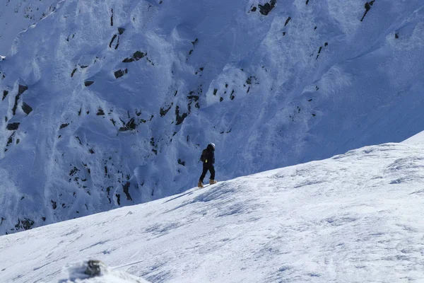 Escalador profesional va bajo la roca. Senderismo humano activo joven en Baja Tatras en Eslovaquia. Estilo de vida activo. Aventurero en medio de la nada. Expedición en la colina Chopok. Concepto de libertad —  Fotos de Stock