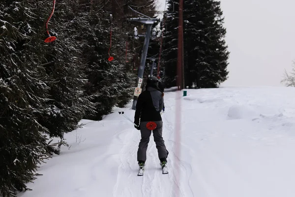 V lyžařském středisku Bila v pohoří Beskydy, Česká republika, Evropa, jezdí lidé na t-bar lanovkou. Aktivní životní styl v zimě. Vylez na vrchol hory. Druh lyžařské dopravy — Stock fotografie
