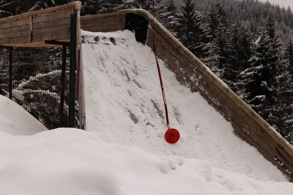 T-bar lift στο χιονοδρομικό κέντρο στο Beskydy Mountain, Τσεχία, Ευρώπη. Ειδικός τύπος ρυμουλκού. Κατάλληλο για αρχάριους — Φωτογραφία Αρχείου