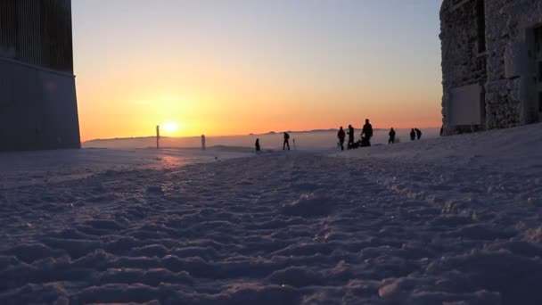 Aan Horizon Lopen Mensen Heen Weer Bij Zonsopgang Tussen Gebouwen — Stockvideo